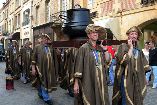 confrérie cacasse à cul nu festival des confréries charleville